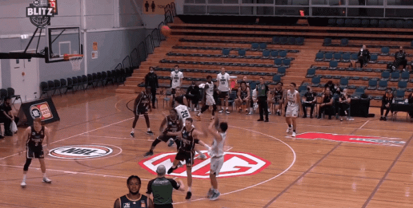 4次暴扣！澳洲聯賽首秀周琦10分8籃板 累計5犯被罰下成遺憾