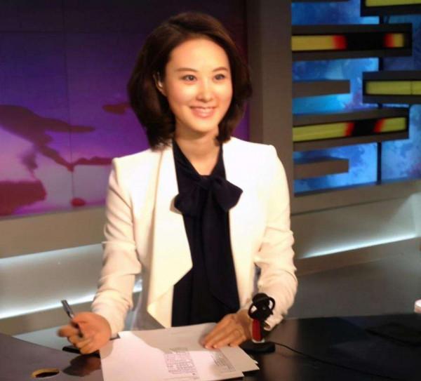 央視主持秦方：播音18年，40歲仍單身，婚姻大事不發愁