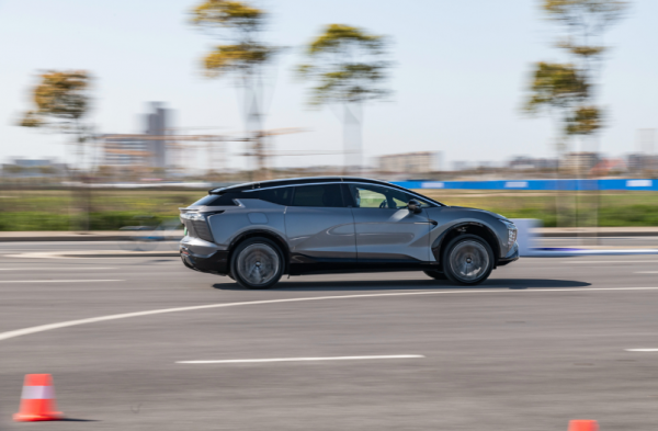 試駕高合HiPhi X六座版:3.9秒破百的眩暈感很“上頭” 試駕高合HiPhi X六座版:3.9秒破百的眩暈感很“上頭”