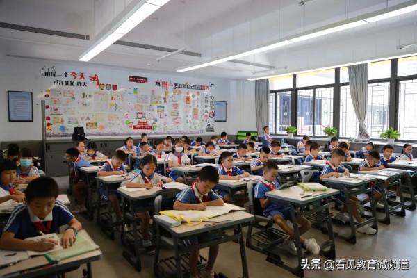 可升降課桌椅,抽屜式摺疊床,一家深圳學校的教育設計創新應用 可升降課桌椅,抽屜式摺疊床,一家深圳學校的教育設計創新應用