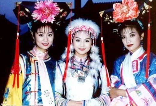 “謝大腳”和“香妃”是同班同學，兩人都死於車禍，都沒生孩子