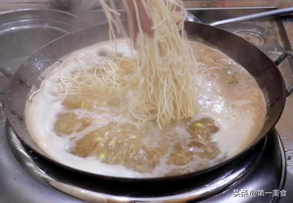 在家也能當大廚，河南特色芝麻葉的正宗做法，勁道爽滑，湯濃味香