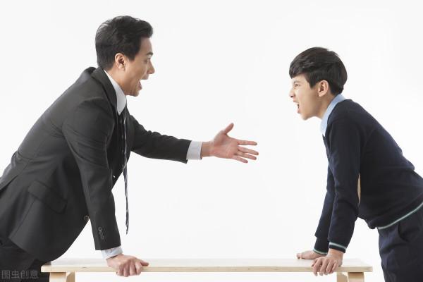 有些青春期孩子仇視父母，假象背後不為人知的秘密：家長錯看孩子