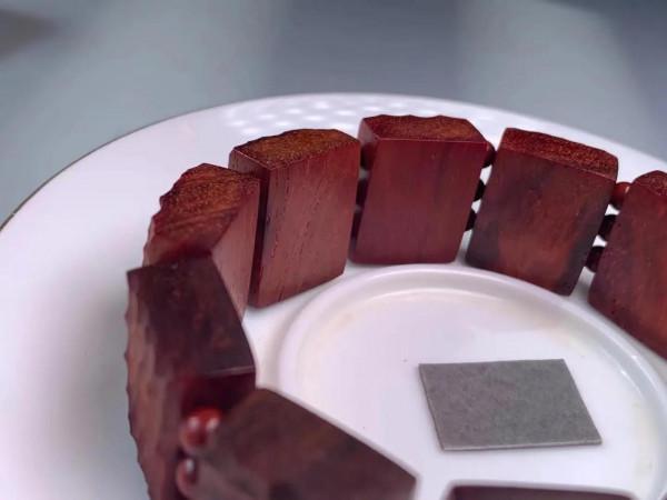 木牌，以刀削以錘紋，這手串怎麼如此漂亮