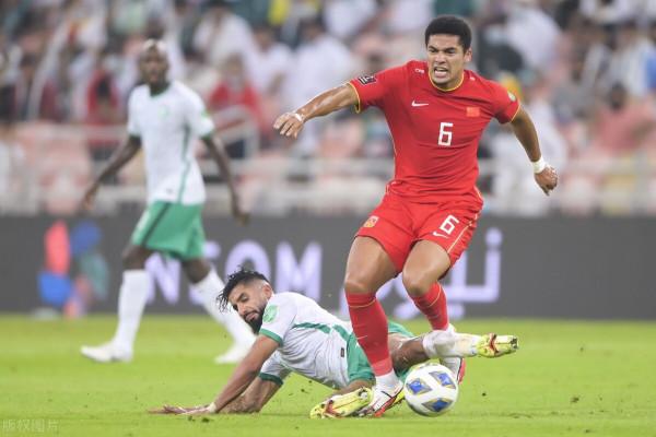 後防坑太大!國足4輪丟9球人人有責 最穩中衛組合被拆開成敗筆 後防坑太大!國足4輪丟9球人人有責 最穩中衛組合被拆開成敗筆