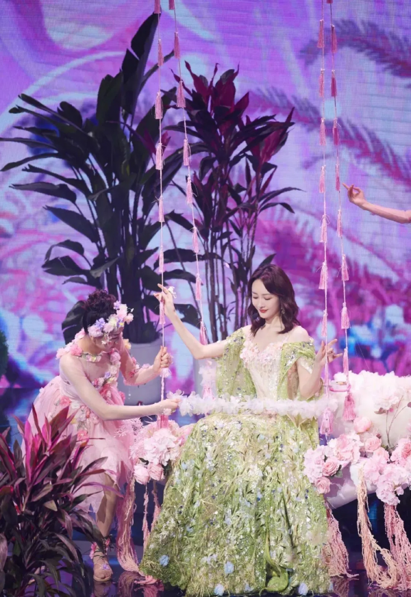 春晚女星大比美：馬凡舒、關曉彤驚豔，王鷗出其不意，被楊冪媚到