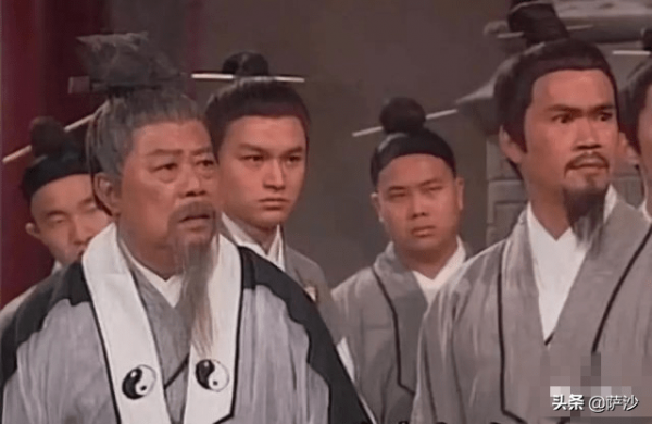 笑傲江湖中的華山派為什麼特別窮？窮成這樣還學人稱霸武林呢