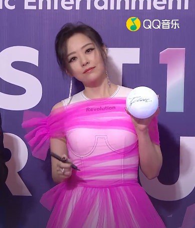 張靚穎穿芭比粉被群嘲，生圖顯得廉價又俗氣，二人轉舞臺都看不上