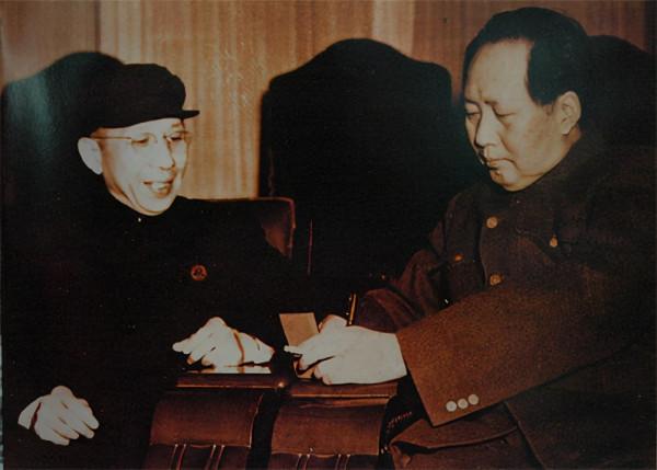 1950年,毛主席得知曾要開除他的校長窮困潦倒,派人送去1200斤米 1950年,毛主席得知曾要開除他的校長窮困潦倒,派人送去1200斤米