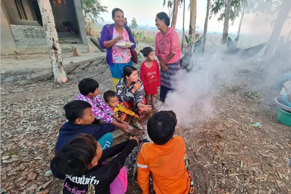 緬甸妙瓦底難民營，炮彈掉落瞬間，伴隨著尖叫聲，難民四散逃開