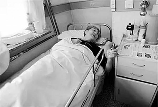 20歲軍人為國捐軀，4位親人相繼離世，39年後唯一的姐姐前來哭祭