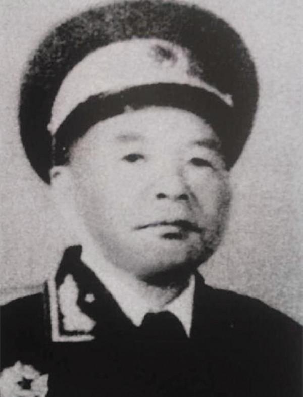 鬼子來偷襲，民兵連夜報警，值班參謀卻說：這是個假情報