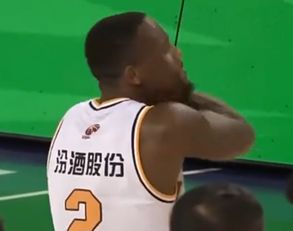 大爭議！廣東落後20分杜鋒愛將兇狠鎖喉山西外援，裁判吹普通犯規