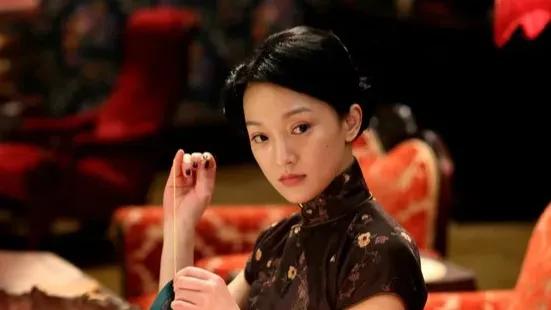 用每年一張劇照的形式，呈現周迅17歲至47歲出道30年的容貌變化