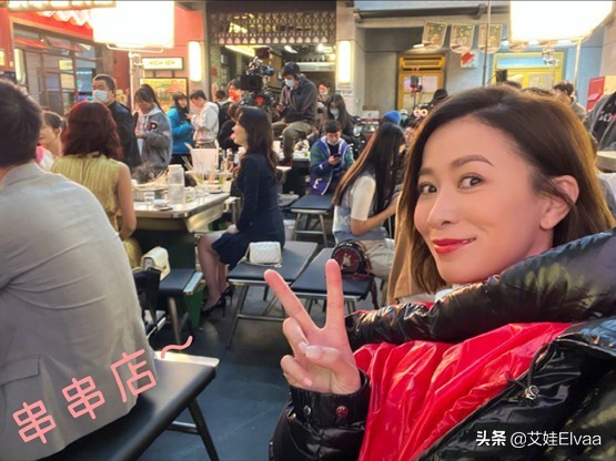 佘詩曼新戲殺青心情好！穿檸檬黃西裝，出道20多年初戀臉依舊沒變