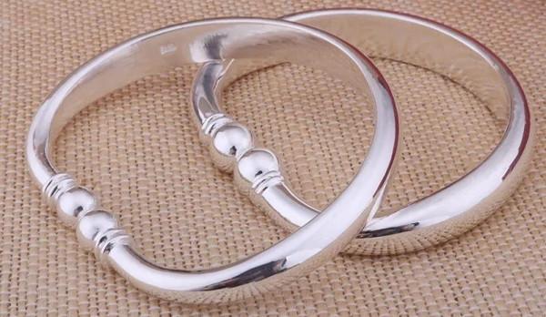 老年人戴銀手鐲有講究，選推拉更舒適，福壽更討喜