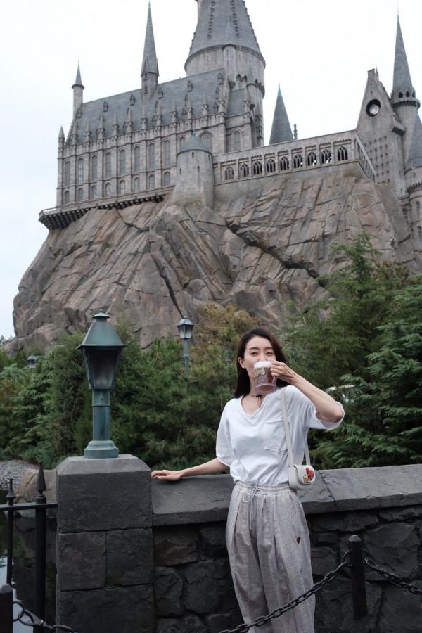 張小斐和賈玲遊環球影城,姐妹倆都瘦了,小斐穿白T恤都快撐不起 張小斐和賈玲遊環球影城,姐妹倆都瘦了,小斐穿白T恤都快撐不起