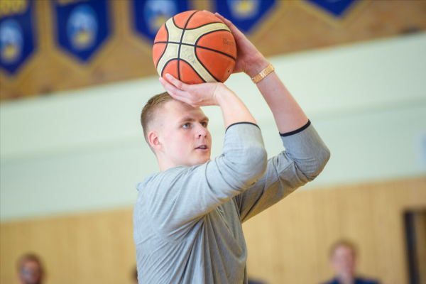 一夜3筆交易！奇才藏得夠深，哈雷爾加盟黃蜂，東契奇換搭檔