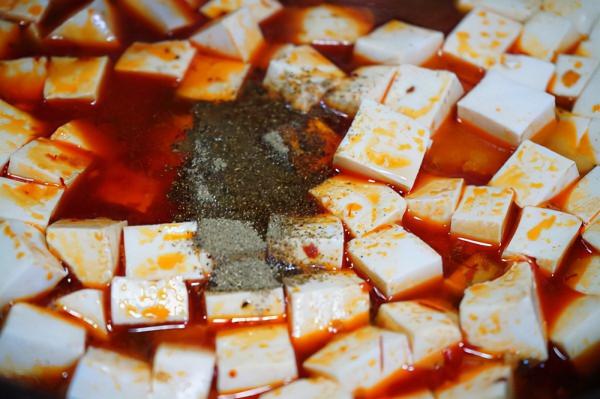 燉豆腐的時候放一點肉沫和蒜薹會更香，開胃還下飯，快來試試