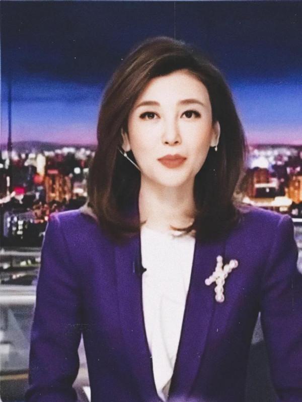 央視中文國際頻道《海峽兩岸》主持人李紅