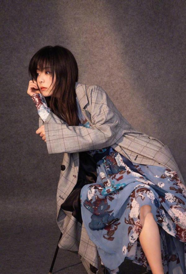 譚松韻“肉肉臉”甜到犯規,穿碎花裙撐傘漫步太有魅力,氣質絕了 譚松韻“肉肉臉”甜到犯規,穿碎花裙撐傘漫步太有魅力,氣質絕了