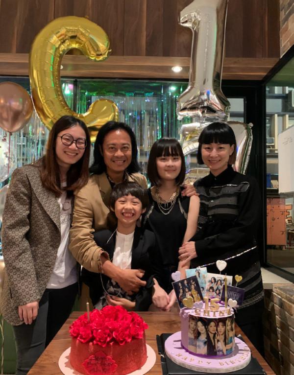 草蜢組合蔡一智為繼女慶生，緊摟對方表現親密，沒血緣卻視如己出