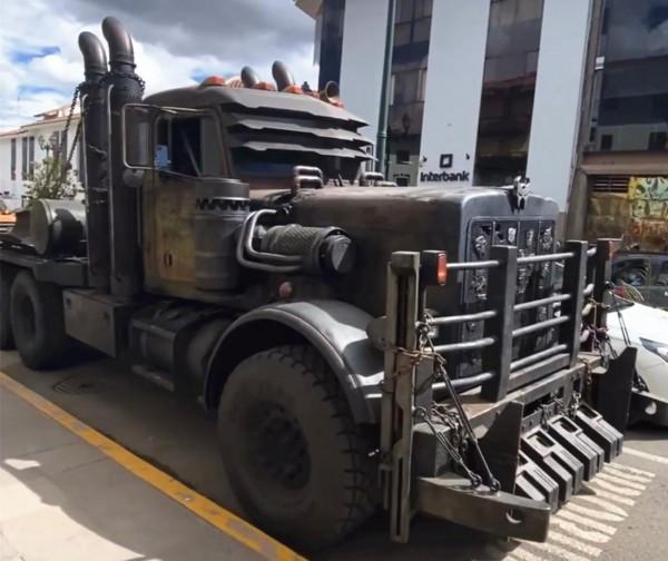 《變形金剛7》曝新片場照,“犀牛”“黃豹”登場,反派大殺四方 《變形金剛7》曝新片場照,“犀牛”“黃豹”登場,反派大殺四方