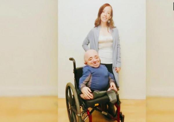 國外一名靚麗女子嫁給身高只有85釐米侏儒男子，如今生活怎樣了