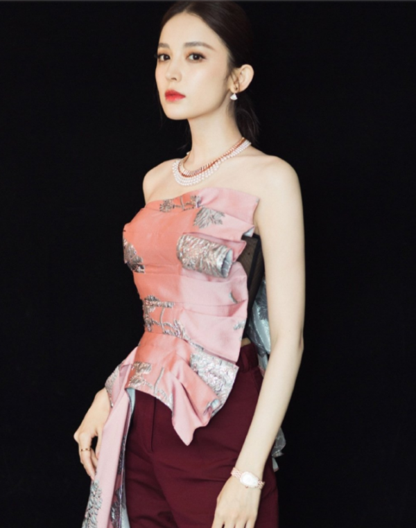 92年的古力娜扎，五官精緻立體，氣質冷豔動人