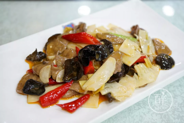 川菜最最基礎的回鍋肉，我找到一家館子炒得很好吃