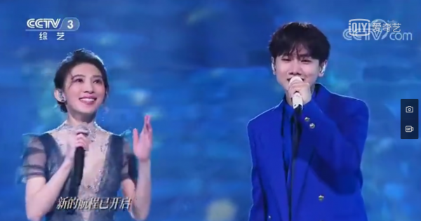 想不到預言成真了，戴佩妮與汪蘇瀧在2022央視跨年真的合作了