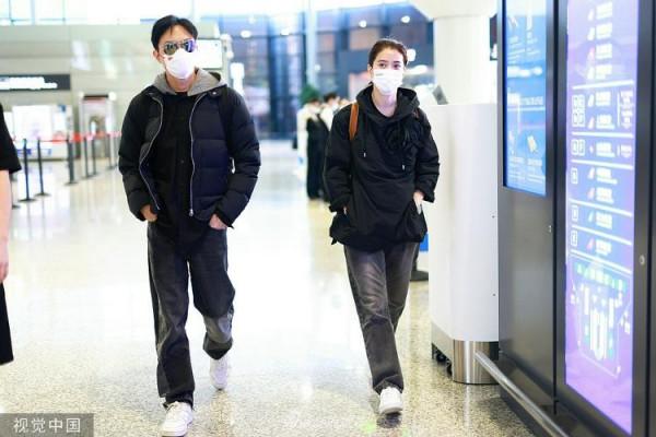 張智霖袁詠儀夫婦現身機場 穿同色系情侶裝