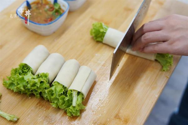 它是脂肪的天敵，豆皮捲一捲當飯吃，營養低卡，幫你渡過平臺期