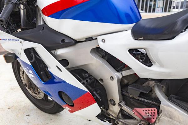 舊時代的本田CBR250RR與新時代的川崎ZX25R摩托車對決測評