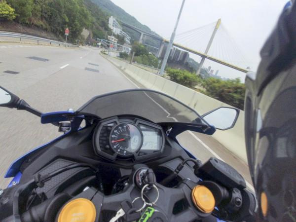 舊時代的本田CBR250RR與新時代的川崎ZX25R摩托車對決測評