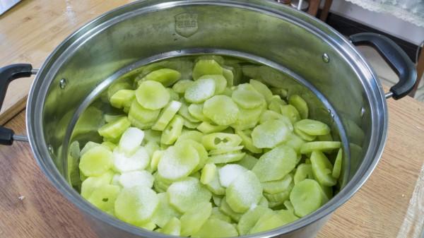 這7種廉價蔬菜曬乾後，美味翻倍！放1年不壞，天冷燉肉特別過癮