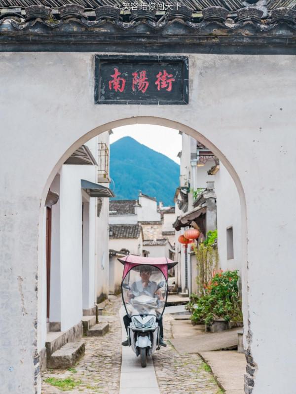 安徽未商業化的古村落,遇見一隻有靈性的狗,帶著我們轉村子 安徽未商業化的古村落,遇見一隻有靈性的狗,帶著我們轉村子