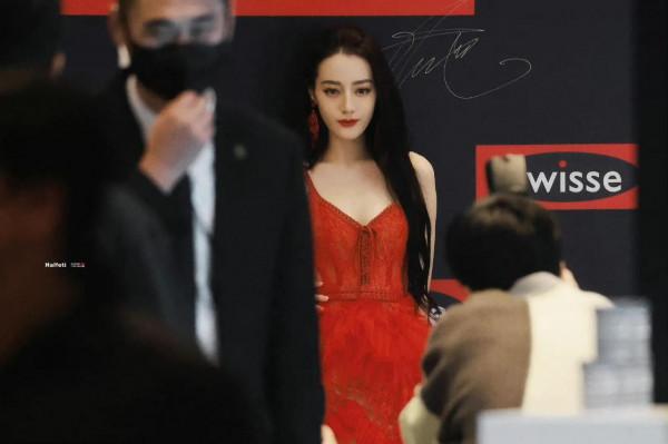 迪麗熱巴紅色吊帶鏤空長裙明豔動人，不是每個新疆女孩都能成為她