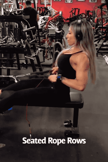 一組背部訓練動作，改善虎背熊腰，勾勒出緊實的薄背