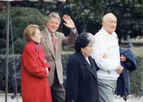 克林頓向繼父揮球杆救出母親，母親不久竟復婚，多年後才知其苦心