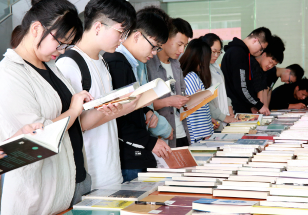 “上過大學”和“沒上過大學”區別，4方面對比，網友：太真實了