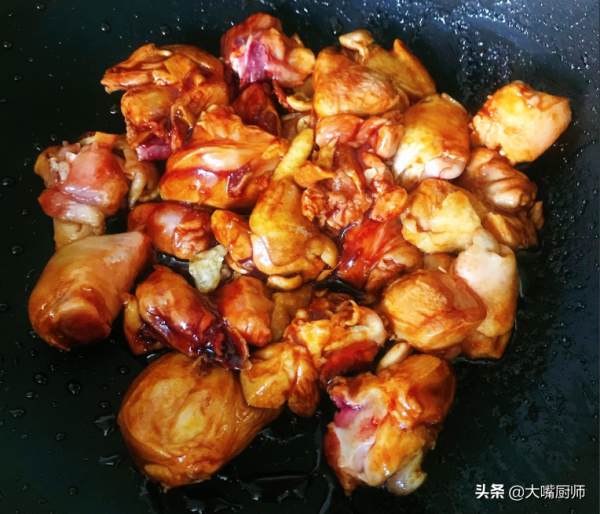 做燒雞塊，別再焯水了，廚師教你2招，雞肉鮮嫩入味，好吃還營養