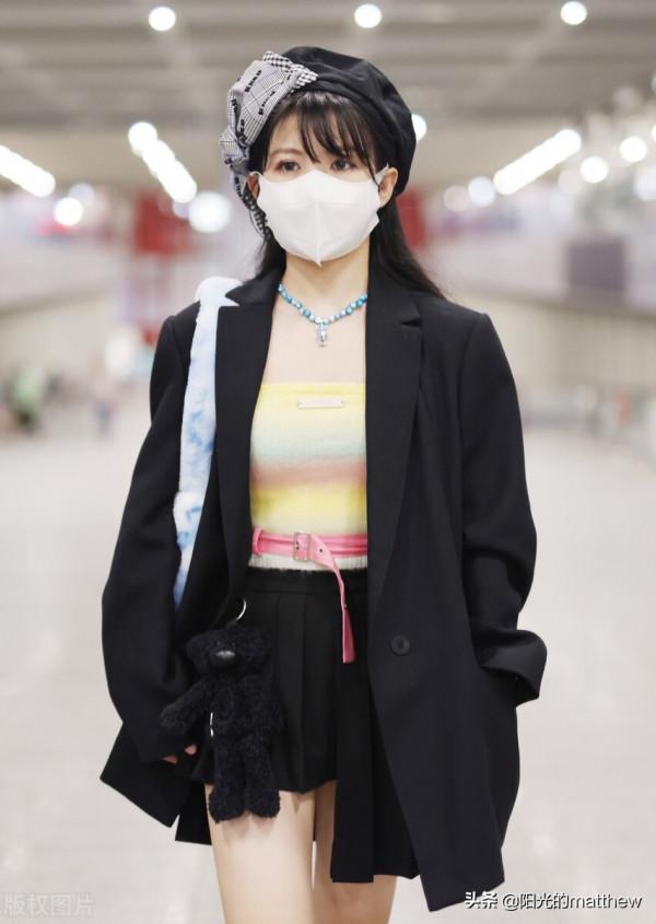 賴美雲身穿彩色裡胸+西裝外套甜酷,穿黑色裙褲青春活力 賴美雲身穿彩色裡胸+西裝外套甜酷,穿黑色裙褲青春活力