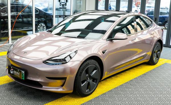 車身改色｜特斯拉Model3，總逃不過一款冰莓粉