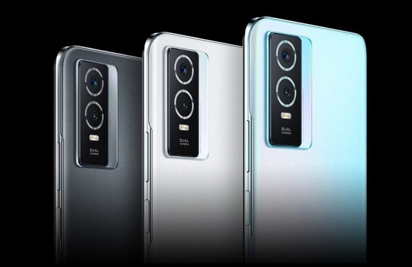 辭舊迎新!新年馬上到送自己一臺手機 來看這四款 辭舊迎新!新年馬上到送自己一臺手機 來看這四款