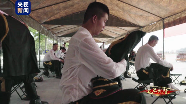 國家威儀的背後 揮汗如雨的儀仗隊