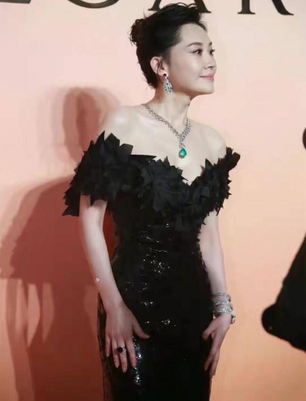 凹凸不平、眼睛擠成一條縫,“發麵饅頭”臉毀了多少高顏值明星? 凹凸不平、眼睛擠成一條縫,“發麵饅頭”臉毀了多少高顏值明星?