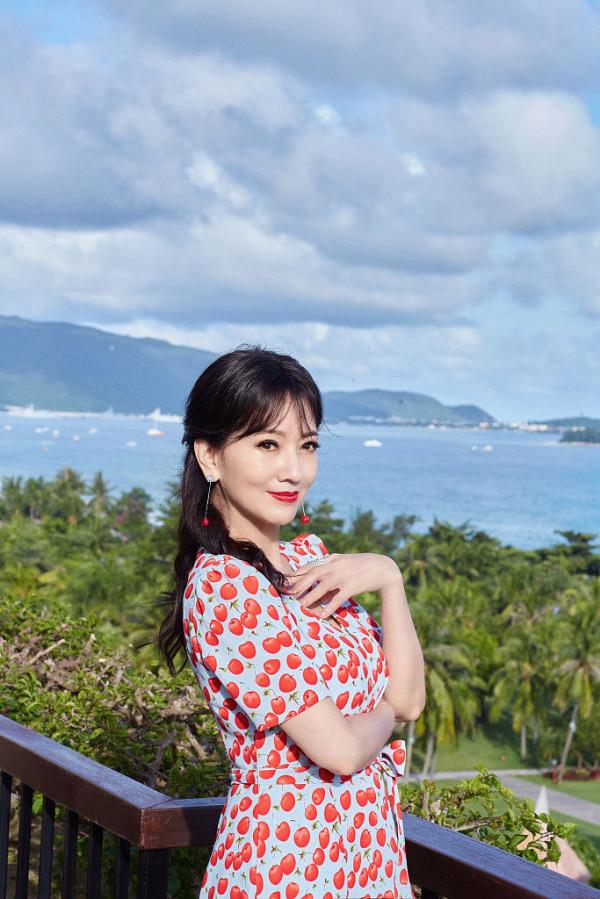 趙雅芝海邊度假大片釋出甜美可人 穿波點紅裙笑容粲然似仙女