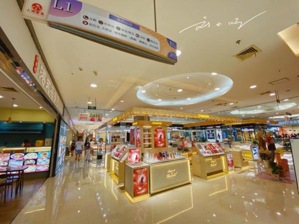 重慶楊家坪的地標商場，直通輕軌站，開了十幾年，人氣一直都很旺