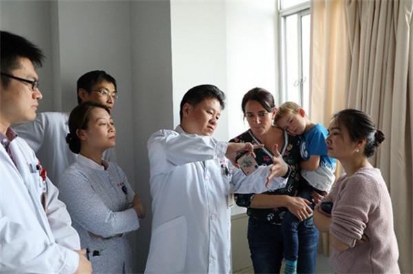 西方醫學界對腦癱束手無策，德國母親攜子赴上海求醫，手術成功